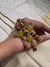 Load image into Gallery viewer, Statement vintage 925gold polish pendant with chain