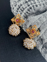 Load image into Gallery viewer, Vintage style (925 silver) earrings in gold polish