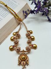 Load image into Gallery viewer, Pearl necklace handcrafted in silver 92.5 and gold polish