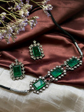 Load image into Gallery viewer, Emerald Glass Choker