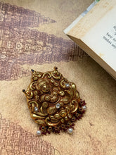 Load image into Gallery viewer, Vintage style pendant with cut stones