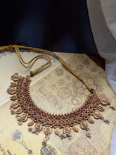 Load image into Gallery viewer, Statement vintage style kundan necklace set