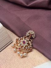 Load image into Gallery viewer, Vintage style pendant with cut stones