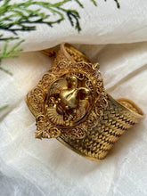 Load image into Gallery viewer, Statement gandaberunda handcuff