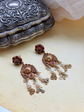 Load image into Gallery viewer, Vintage inspired (925 silver) earrings in gold polish