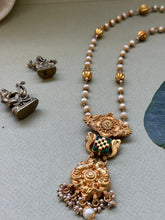 Load image into Gallery viewer, Vintage style pendant with pearl chain