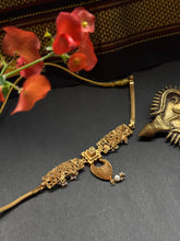 Load image into Gallery viewer, Statement vintage style choker necklace