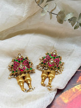 Load image into Gallery viewer, Vintage style earrings in gold polish