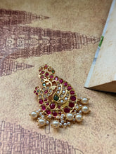 Load image into Gallery viewer, Vintage style pendant with cut stones