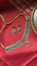 Load image into Gallery viewer, Statement emerald kundan necklace with earrings