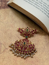 Load image into Gallery viewer, Vintage style pendant with cut stones