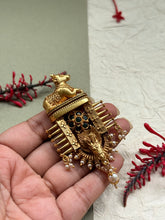 Load image into Gallery viewer, Vintage style statement pendant