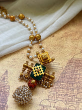 Load image into Gallery viewer, Vintage style pendant with pearl chain