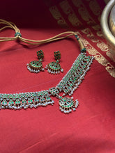 Load image into Gallery viewer, Statement emerald kundan necklace with earrings