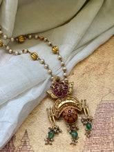 Load image into Gallery viewer, Vintage style pendant with pearl chain
