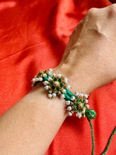 Load image into Gallery viewer, Emerald green & pearl bracelet/ Ponchi