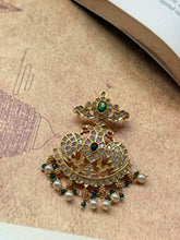 Load image into Gallery viewer, Vintage style pendant with cut stones