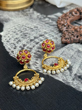 Load image into Gallery viewer, Vintage style (925 silver) earrings in gold polish