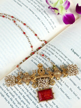 Load image into Gallery viewer, Statement vintage style coral pendant neckchain