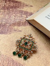 Load image into Gallery viewer, Vintage style pendant with cut stones