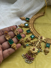 Load image into Gallery viewer, Statement vintage style kundan necklace set in emerald green