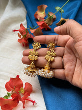 Load image into Gallery viewer, Vintage style statement earrings