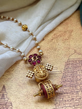 Load image into Gallery viewer, Vintage style pendant with pearl chain