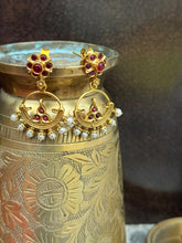 Load image into Gallery viewer, Vintage style (925 silver) earrings in gold polish