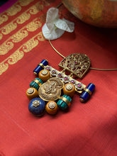 Load image into Gallery viewer, Statement vintage 925gold polish hasli with pendant-5