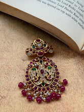 Load image into Gallery viewer, Vintage style pendant with cut stones