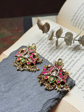 Load image into Gallery viewer, Kundan work earrings in gold polish