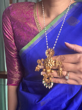 Load image into Gallery viewer, Statement vintage 925gold polish pendant with pearl chain