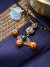 Load image into Gallery viewer, Statement vintage 925gold polish hasli with pendant-16