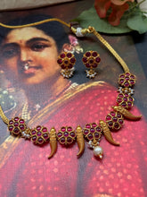 Load image into Gallery viewer, Vintage style statement necklace