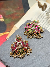 Load image into Gallery viewer, Kundan work earrings in gold polish