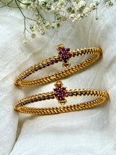 Load image into Gallery viewer, Golusu bangle with red kemp stone and screw