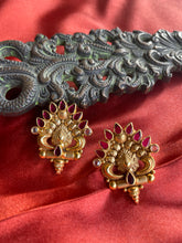 Load image into Gallery viewer, Statement Silver 92.5 gold polish kundan studs