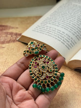 Load image into Gallery viewer, Vintage style pendant with cut stones