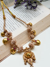 Load image into Gallery viewer, Pearl necklace handcrafted in silver 92.5 and gold polish