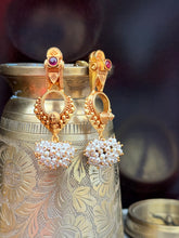 Load image into Gallery viewer, Vintage style (925 silver) earrings in gold polish