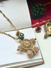 Load image into Gallery viewer, Statement vintage style pendant necklace