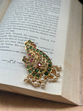 Load image into Gallery viewer, Vintage style pendant with cut stones