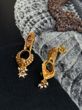 Load image into Gallery viewer, Vintage style (925 silver) earrings in gold polish