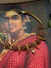Load image into Gallery viewer, Vintage style statement necklace
