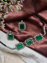 Load image into Gallery viewer, Emerald Glass Choker