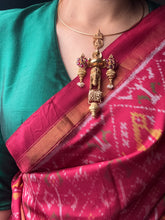 Load image into Gallery viewer, Vintage style hasli pendant with earrings
