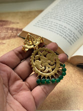 Load image into Gallery viewer, Vintage style pendant with cut stones