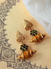 Load image into Gallery viewer, Vintage style statement earrings in sliver 925 in gold polish