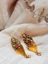 Load image into Gallery viewer, Vintage earrings in gold polish