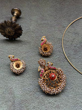 Load image into Gallery viewer, Vintage style pendant with earrings